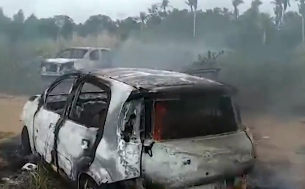 Carros das equipes foram incendiados â?? Foto: DivulgaÃ§Ã£o/TV Bahia