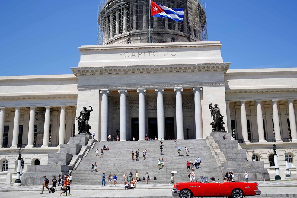 Turistas nas escadarias do CapitÃ³lio de Cuba, em Havana, em foto de 14 de agosto â€” Foto: Desmond Boylan/AP