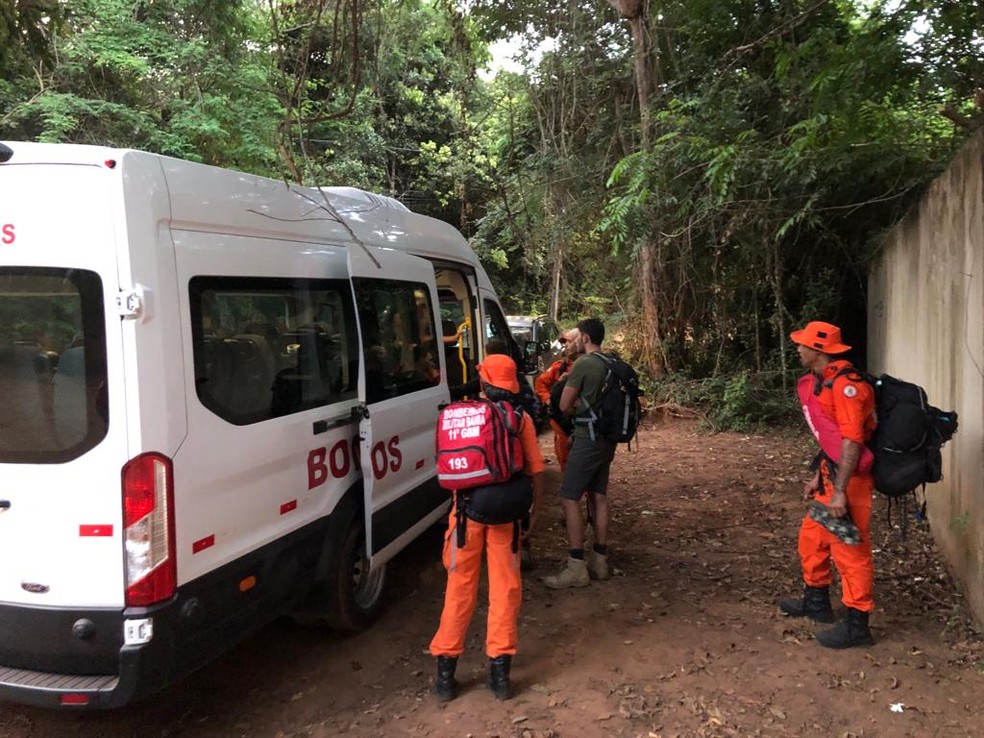 Turistas são resgatados após ficarem perdidos a caminho de Cachoeira da Fumaça — Foto: Divulgação/CBMBA