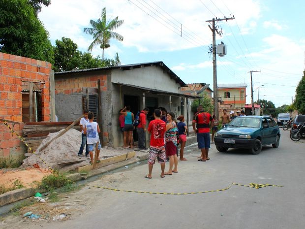 Crime ocorreu na Rua Sacaca, bairro João Paulo 2, Zona Leste de Manaus (Foto: Luis Henrique Oliveira/G1 AM)