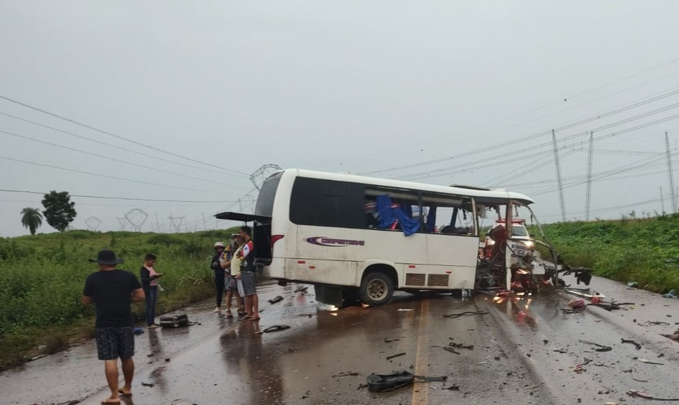 Acidente entre micro-ônibus e caminhão deixou mortos no sudeste do Pará  — Foto: PM/Reprodução 