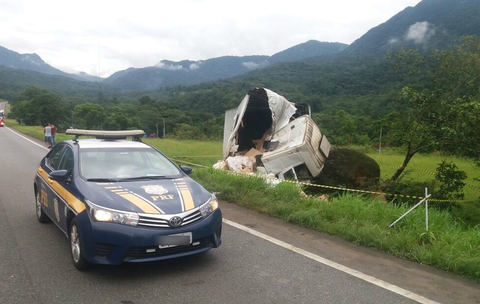 Motorista de caminhÃ£o morreu apÃ³s cabine bater contra uma pedra localizada Ã s margens da BR-376, em Guaratuba (Foto: PRF/DivulgaÃ§Ã£o)