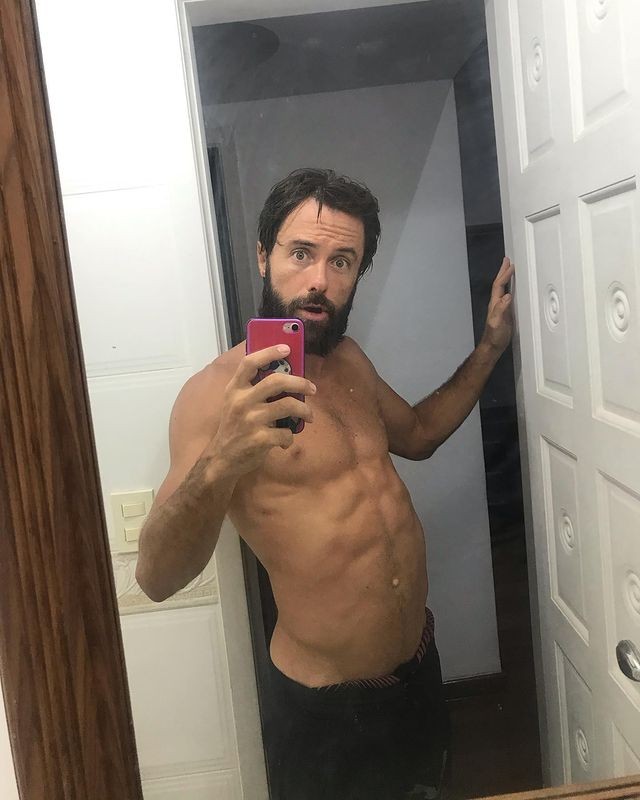 Sem camisa, Kayky Brito mostra barba volumosa em selfie no espelho (Foto: Reprodução/Instagram)