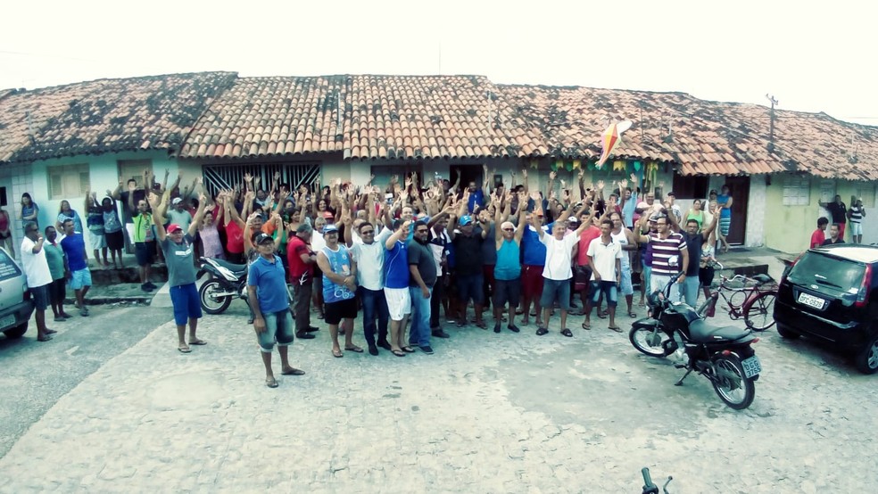 Cidadãos de Rio Tinto se reúnem na frente da casa de uma família que estava com ordem de despejo por se recusar a pagar o aluguel. — Foto: Nildo Oiteiro