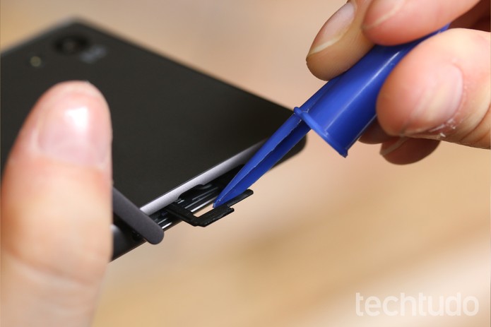 Use um objeto para retirar o slot para chip no Xperia Z5 (Foto: Lucas Mendes/TechTudo)