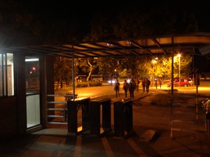 Catracas na entrada não funcionam nem auxiliam segurança no campus (Foto: Pedro Mesquita/G1)