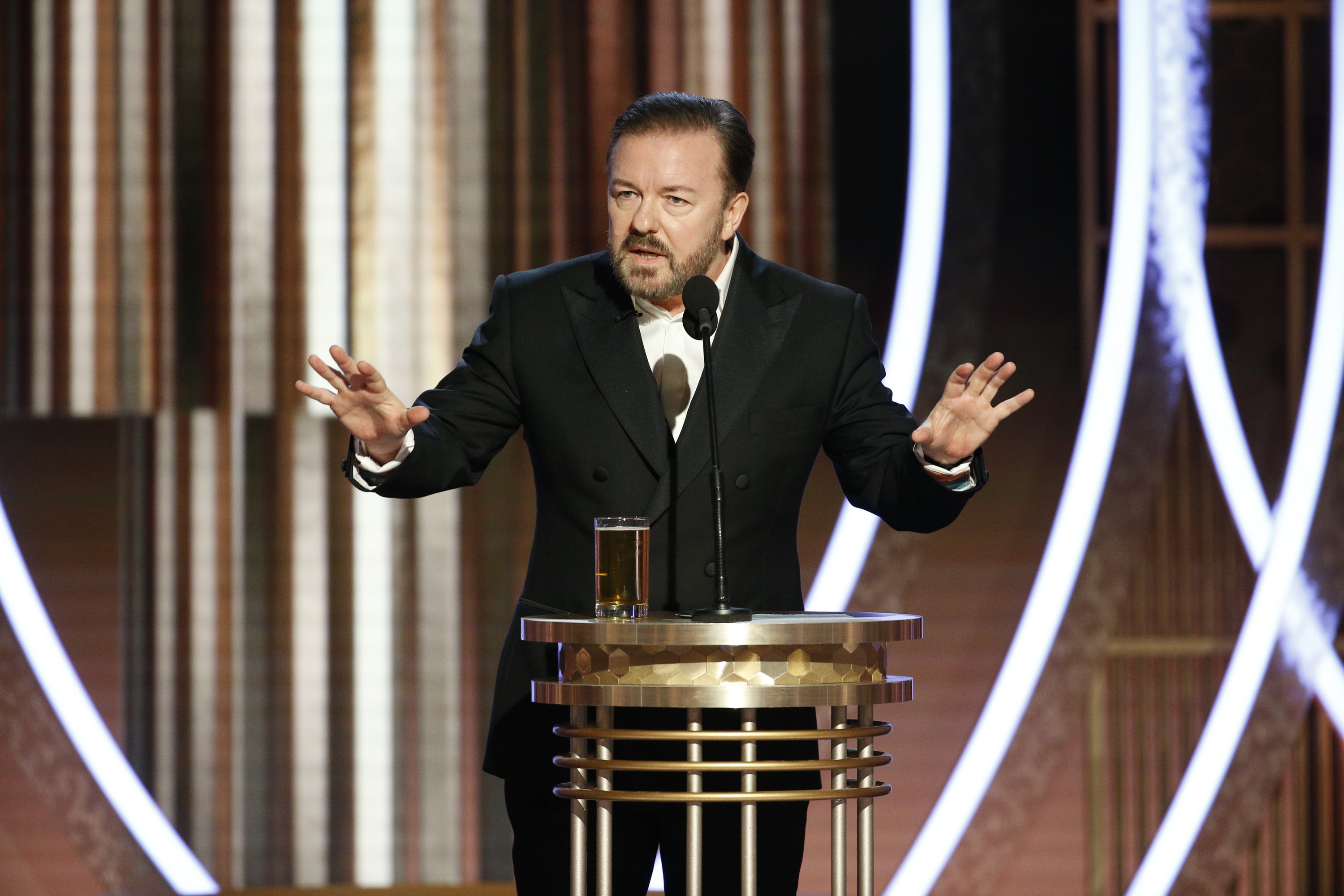 Em 2020 o ator Ricky Gervais apresentou o prêmio Globo de Ouro pela quinta vez (Foto: Getty Images)