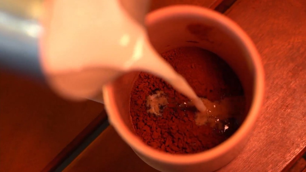 Xícara de café com leite sendo preparada com café solúvel — Foto: Reprodução/TV Gazeta
