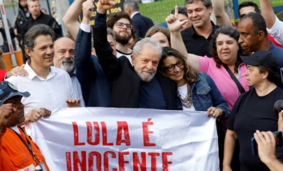 Janja, ao lado de Lula, quando o ex-presidente foi libertado da prisão em Curitiba, em novembro de 2019 — Foto: RODOLFO BUHRER / Reuters