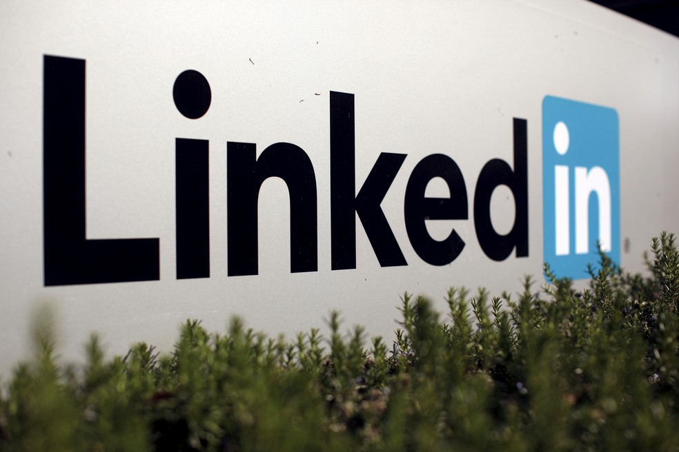 Logotipo do LinkedIn na sede da empresa em Mountain View, na Califórnia. — Foto: Robert Galbraith/Reuters
