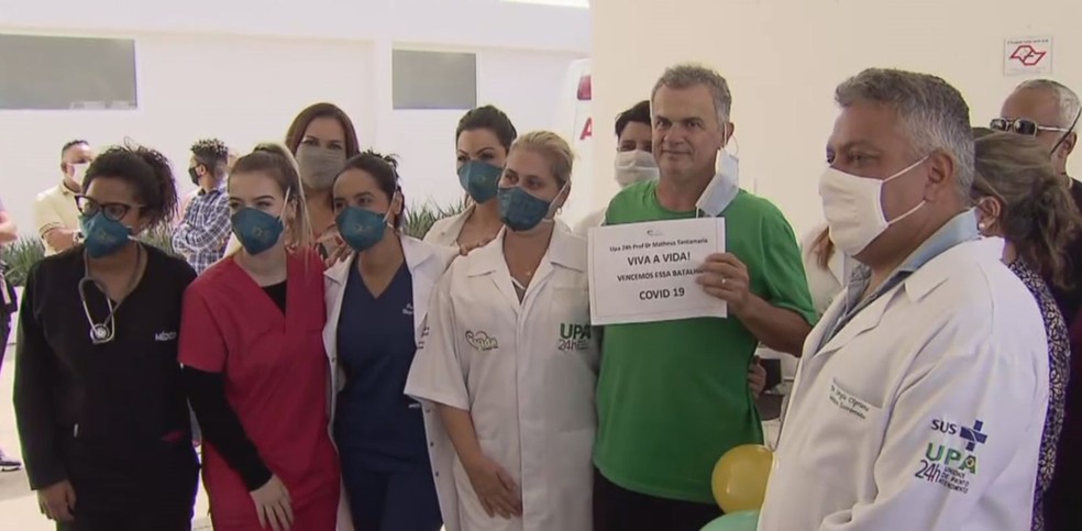 Toninho Silva recebeu o carinho da equipe médica na despedida da unidade de saúde — Foto: Reprodução/TV Tribuna