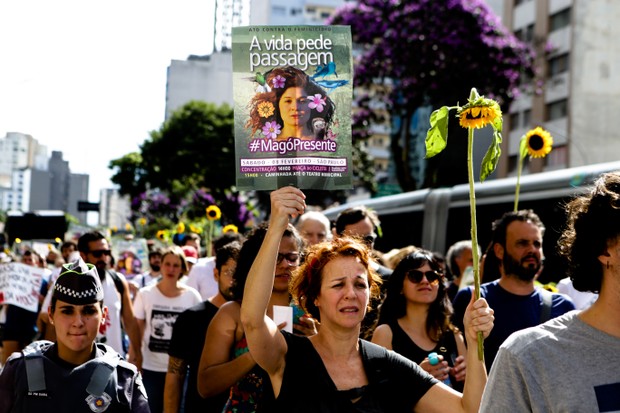 Centenas de pessoas protestam em fevereiro de 2020 em São Paulo, em repúdio à violência de gênero e em memória daquelas que morreram por serem mulheres. Na imagem, uma mulher segura um cartaz com a foto de Maria Gloria Poltronieri Borges, assassinada no m (Foto: Getty Images/Dario Oliveira)