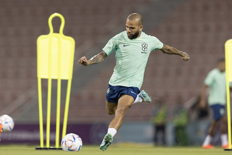 Daniel Alves em treinamento do Brasil no Catar — Foto: Lucas Figueiredo / CBF