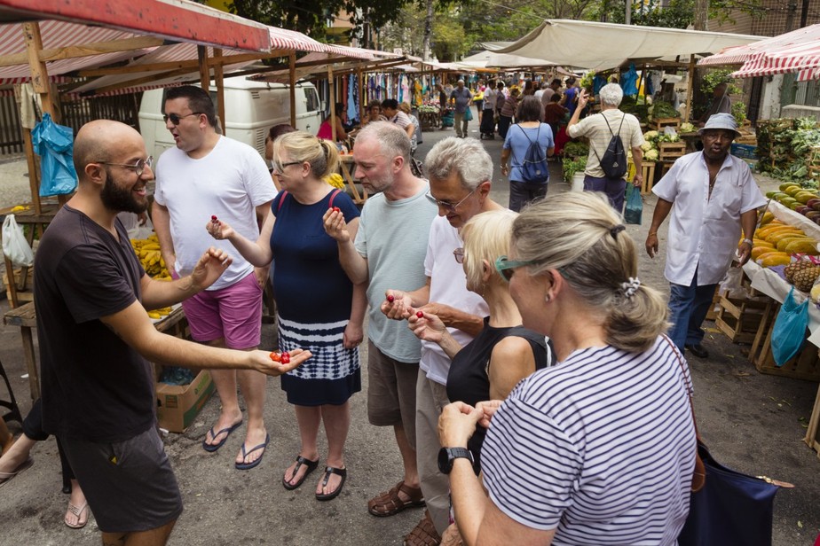 Turistas americanos visitam uma feira livre em Botafogo, Zona Sul do Rio