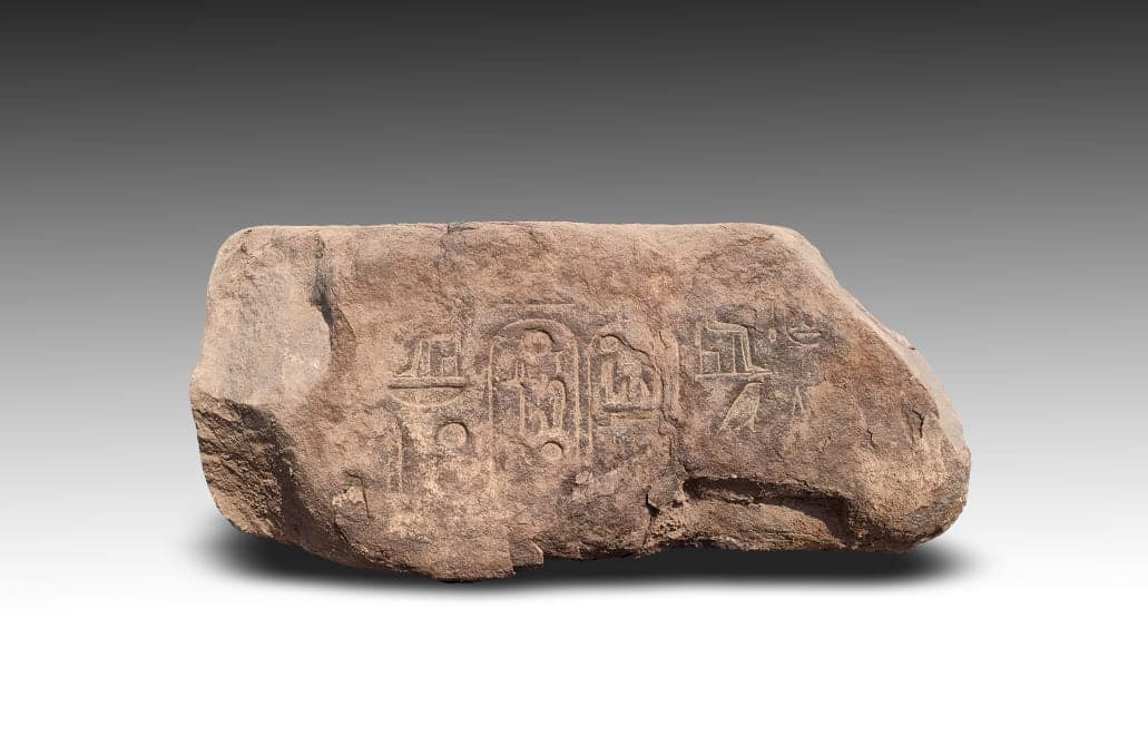 Fragmento de pedra encontrado nas escavações em Heliópolis, no Egito  — Foto: Ministry of Tourism and Antiquities/Reprodução/Facebook
