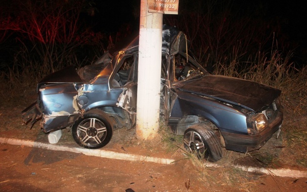 Dois irm&atilde;os morrem ap&oacute;s carro bater em poste em Dobrada, SP &mdash; Foto: Maury Jr/ Mat&atilde;o Urgente