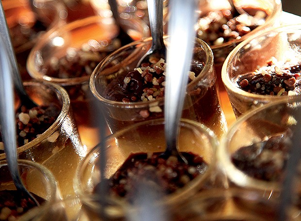 Copinhos de musse de chocolate com doce de cupuaçu (Foto: Ricardo Corrêa/Editora Globo)