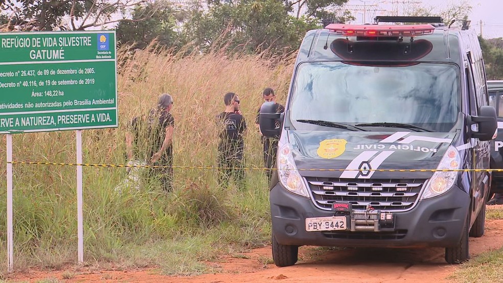 Polícia Civil investiga local onde corpo de mulher carbonizado foi encontrado em Samambaia, no DF — Foto: TV Globo/Reprodução