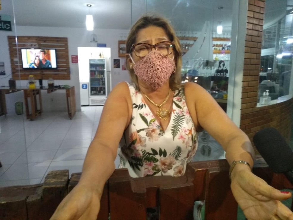 Empresária Rosa Almeida diz que se preocupa com funcionários que trabalham em seu restaurante  — Foto: Carolina Sanches/ TV Gazeta