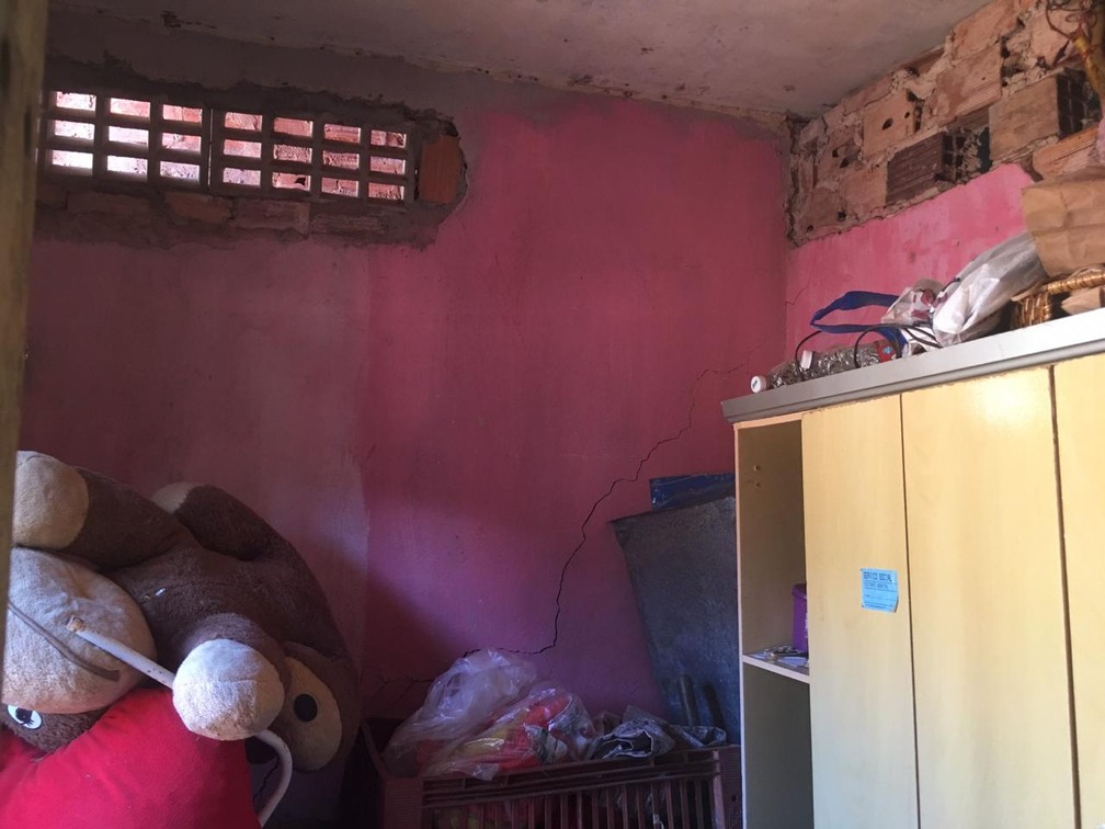 Rachadura no quarto de uma das vizinhas das v&iacute;timas &mdash; Foto: Jo&atilde;o Souza/G1 BA