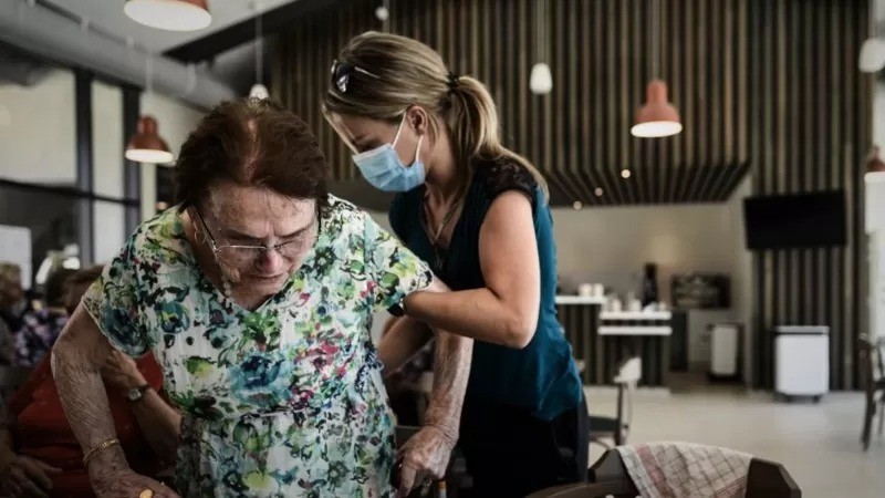 A vila de Alzheimer em Dax, sudoeste da França, foi projetada para ajudar os pacientes a manter suas vidas sociais (Foto: GETTY IMAGES via BBC)