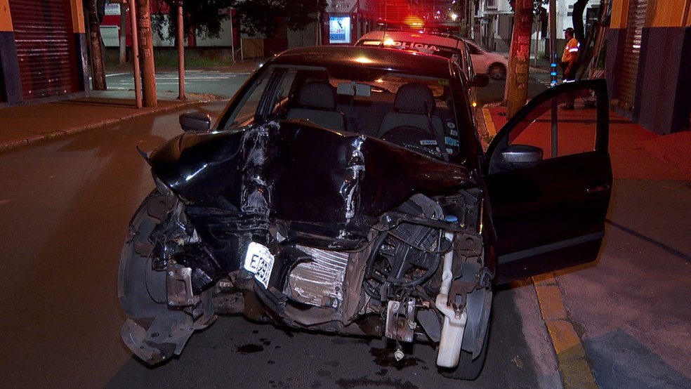 Carro ficou com a frente destruída após colisão em Ribeirão Preto — Foto: José Augusto Junior/EPTV