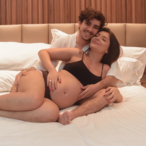 João Fernandes e Mabel Calzolari esperam primeiro filho (Foto: Luan Gadelha e Lucas Gabriel)