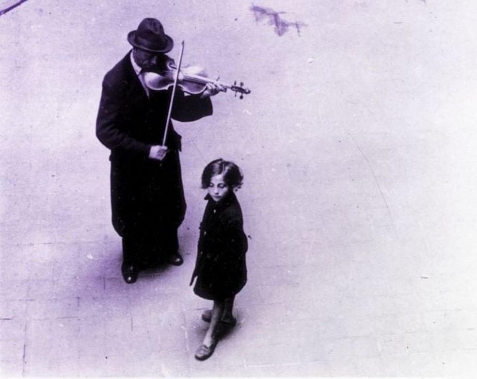 Em 1947 músicos como este violinista, que antes tocavam em orquestras, ainda tinham que ganhar a vida nas ruas. — Foto: Getty Images