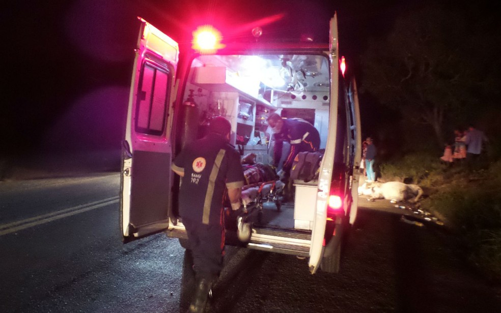 Mulher foi levada para Hospital do Oeste (Foto: Edivaldo Braga/Blog Braga)