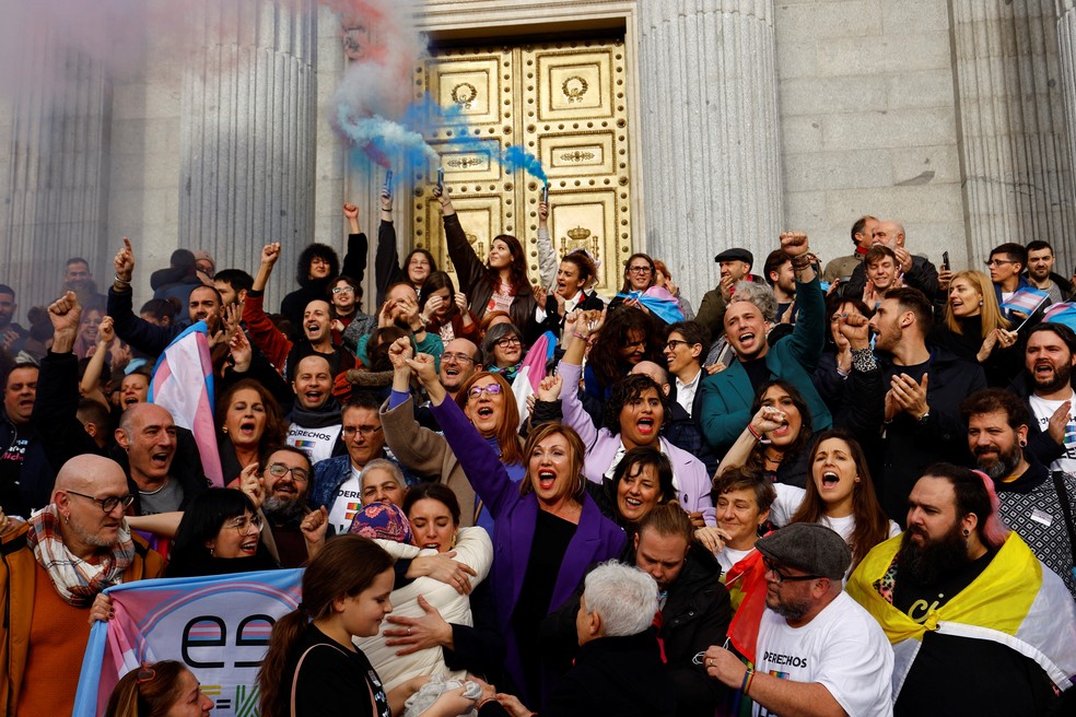 Defensores dos direitos da comunidade LGBTQIA+ celebram aprovação de lei que permite mudança de gênero e nome na Espanha a partir dos 16 anos, em 22 de dezembro de 2022.  — Foto: Susana Vera/ Reuters