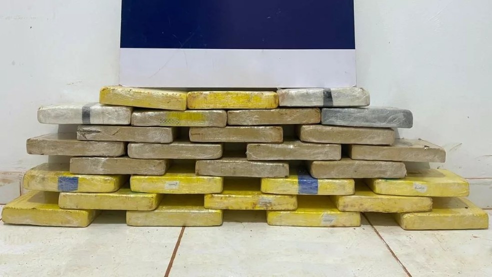 Polícia encontrou 28 quilos de cocaína em veículo em Guajará-Mirim — Foto: PRF/Reprodução