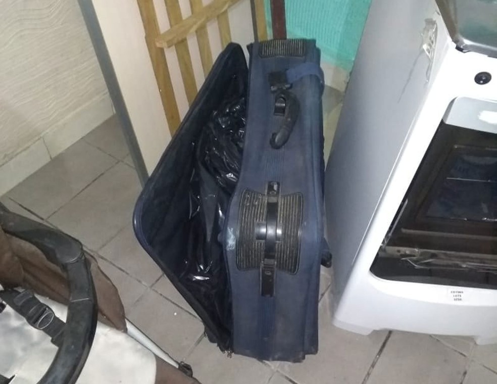 Mãe foi presa quando se preparava para fugir após matar a filha de 2 anos e colocar o corpo na mala — Foto: Divulgação/Polícia Militar