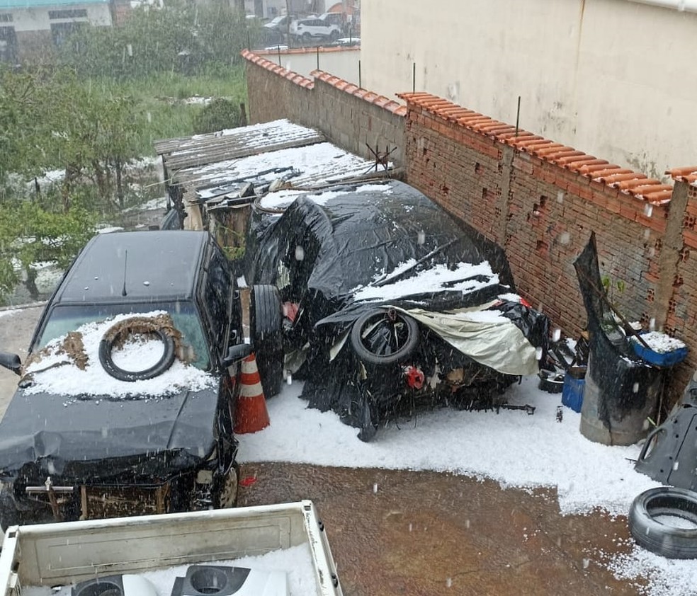 Chuva deixa ruas de Alterosa (MG) cobertas com gelo — Foto: Redes sociais