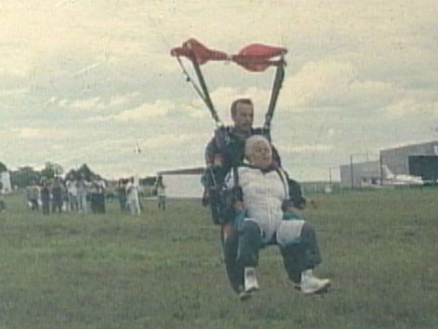 Encarnação pulou de paraquedas em 1992 (Foto: Arquivo/TV Tem)