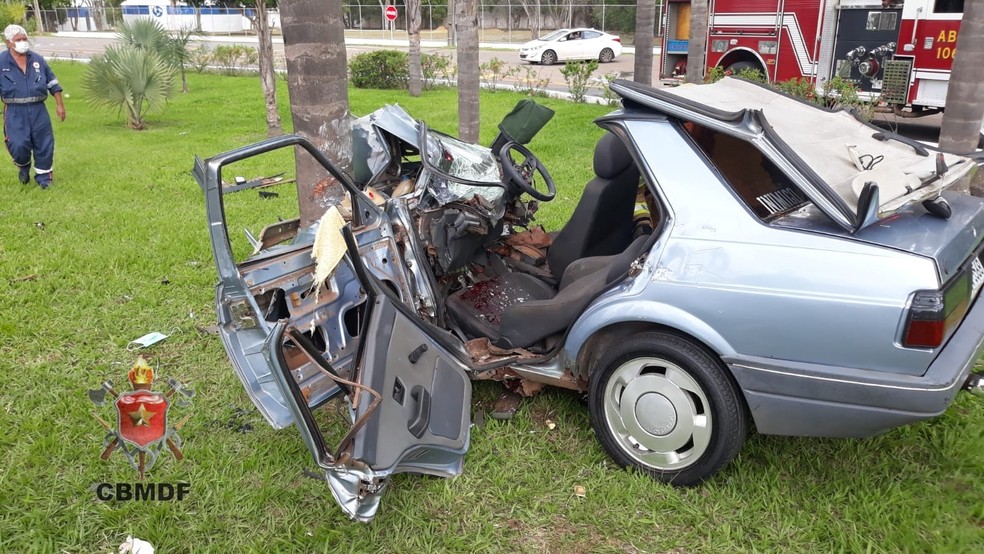 Motorista morre após colidir em árvore, no DF — Foto: CBMDF/Divulgação
