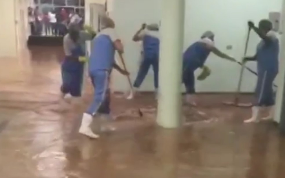 Água da chuva invade hospital de Goiânia (Foto: Reprodução/TV Anhuanguera)