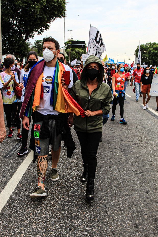 Samantha Schmutz participa de manifestação contra o governo Bolsonaro, no Rio (Foto: Fabricio Silva /AgNews)