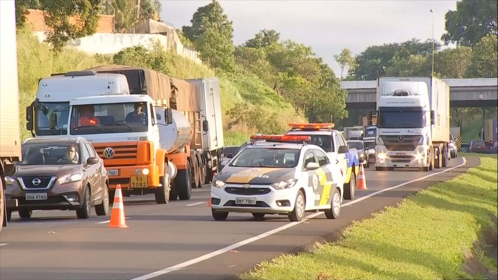 Parte da pista está interditada na SP-294 em Marília (SP) — Foto: Reprodução/TV TEM