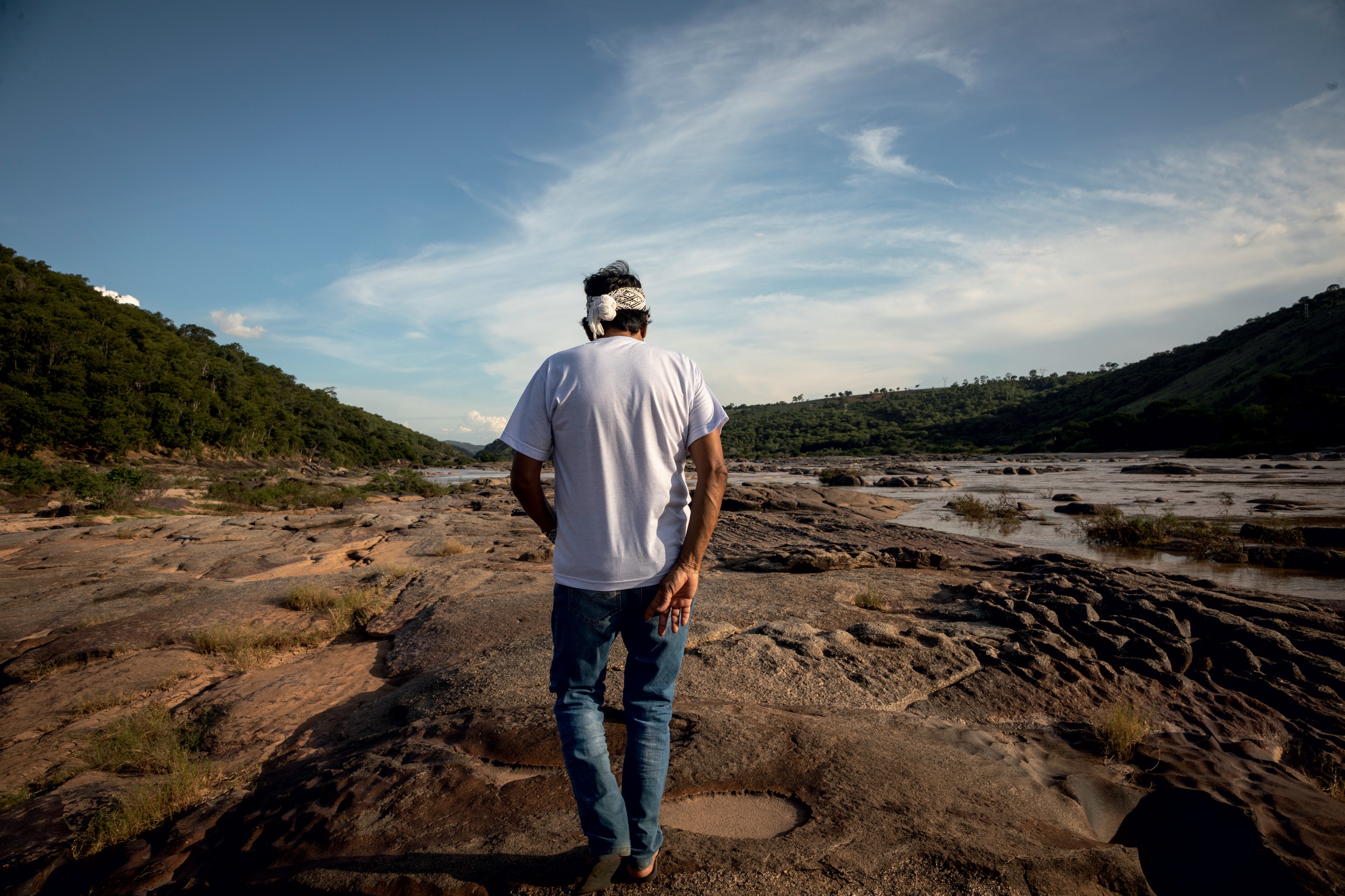 “Ninguém mais pesca nem caça nada aqui. As pessoas cultivam com medo”, conta o líder indígena Krenak, sobre a vida após o desastre de Mariana (Foto: Ruy Teixeira)