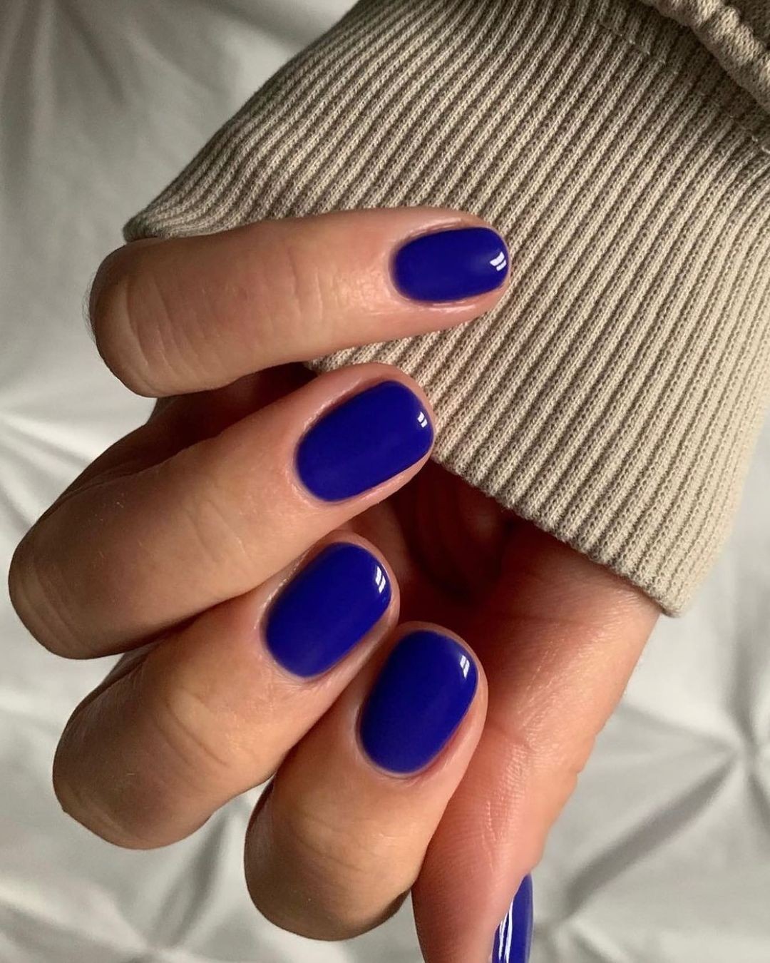 Tendência de cor de unha para 2022 - Azul cobalto (Foto: Instagram/ @the_gelbottle_inc)