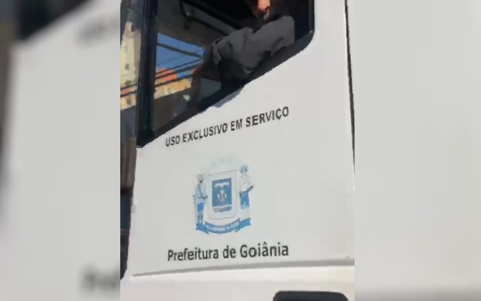 Motorista de caminhão da Prefeitura de Goiânia é flagrado batendo em carro e tentando fugir — Foto: Reprodução/TV Anhanguera