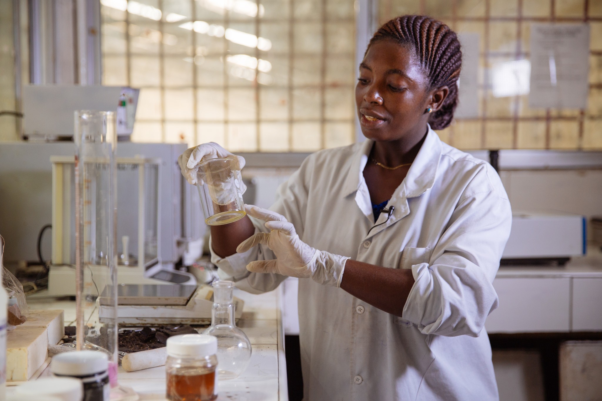 Prêmio homenageará instituições e pesquisadores que incentivam a participação de meninas e adolescentes na ciência (Foto: Flickr/IFPRI -IMAGES)