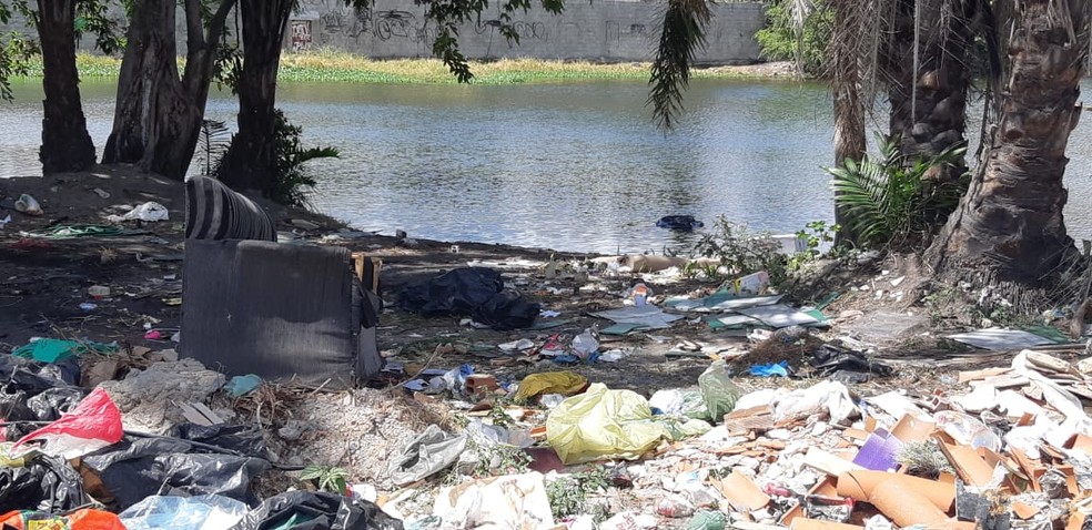 Um morador colocou o corpo da criança em cima do sofá após encontrar a bebê sem vida em Fortaleza. — Foto: Leábem Monteiro/Sistema Verdes Mares