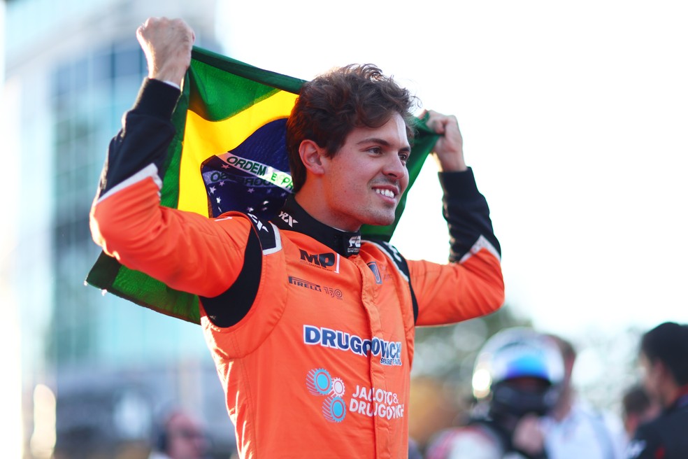 Felipe Drugovich comemora o título da Fórmula 2 em Monza — Foto: Dan Istitene - Formula 1/Formula Motorsport Limited via Getty Images