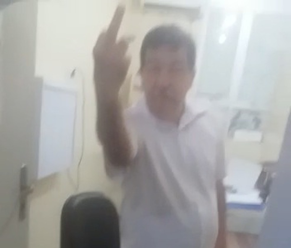 Médico é filmado por pacientes fazendo gesto obceno. — Foto: Divulgação