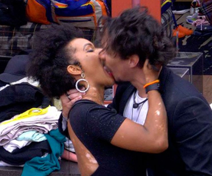Natália e Eli se beijam no BBB22 (Foto: Reprodução/TV Globo)