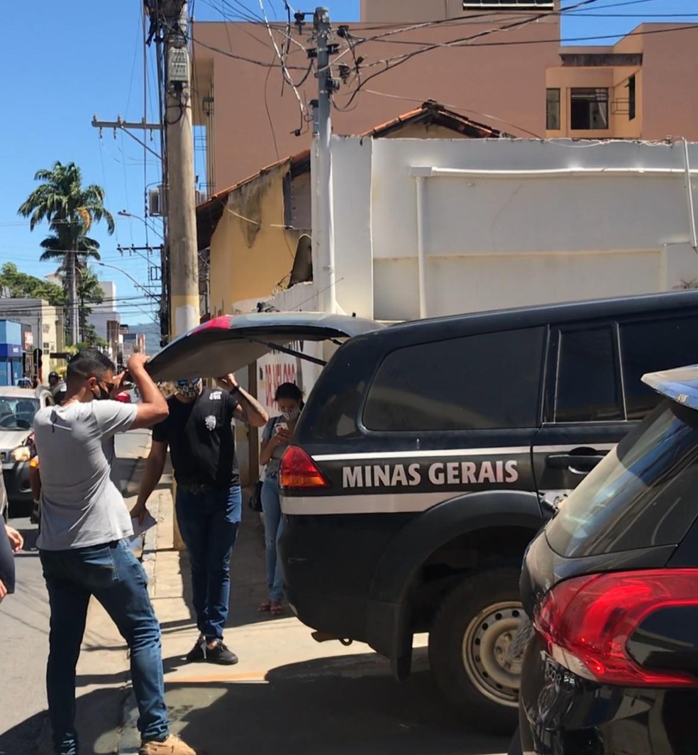 Mulher foi levado para o presídio de Itacarambi — Foto: Raissa Cardoso/Inter TV