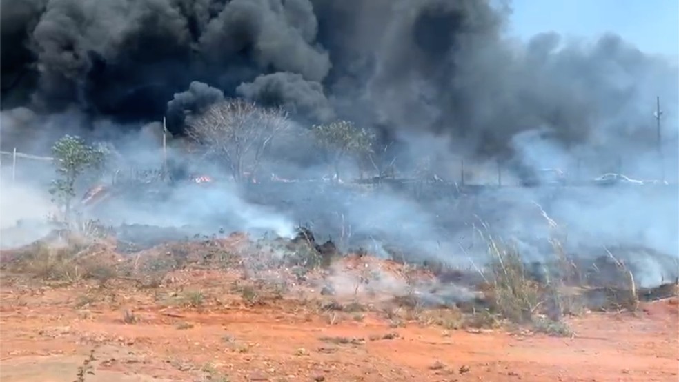 Incêndio destrói veículos em Palmas — Foto: João Guilherme Lobasz/G1