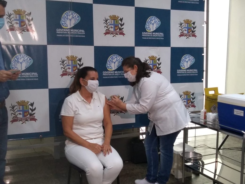 Enfermeira foi vacinada contra a Covid-19 em Lençóis Paulista — Foto: Fernanda Ubaid/TV TEM