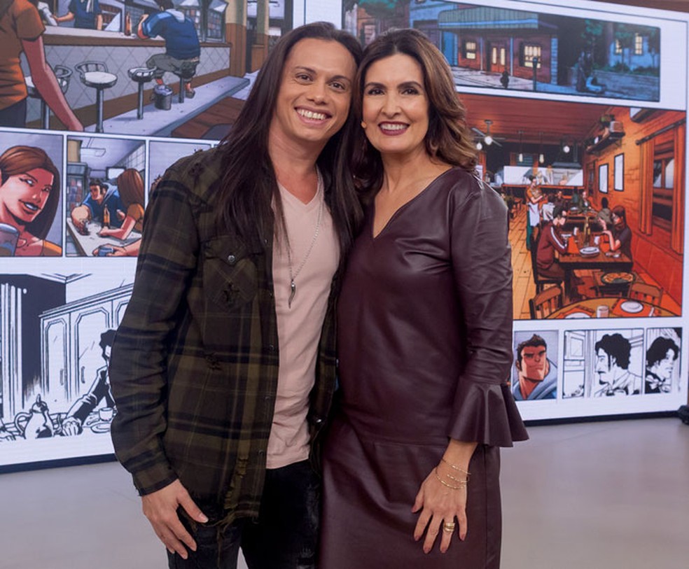 O ator tira foto com a Fátima depois de participar do programa (Foto: Anderson Barros/Gshow)